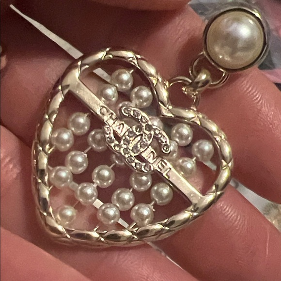 Elegant Heart-Shaped Pearl Earrings - Picture 6 of 7